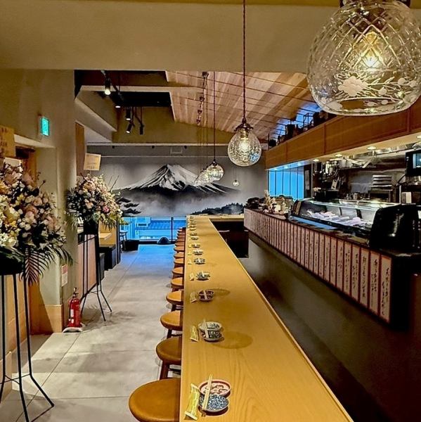 【カウンター席】お1人様でもご友人様同士でも☆お1人様でも気楽にお座りいただけるカウンター席では、お料理とお酒をじっくり楽しんでください。職人の粋な包丁裁きにも注目！