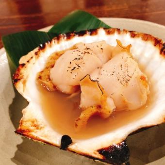 Grilled live scallops with butter and soy sauce