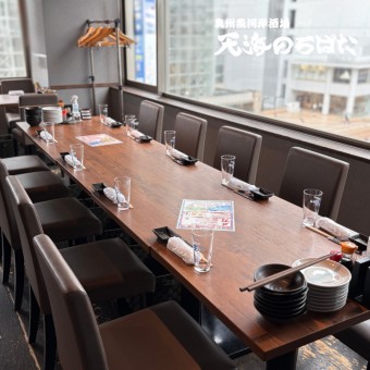 会社のご宴会や仲間との飲み会に、いつもと違う特別な空間はいかがですか？天海のろばたの窓際掘りごたつ席は、最大32名様までご利用可能です
