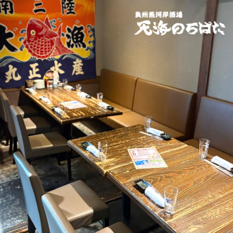 木のぬくもりを感じるテーブルと、座り心地の良いソファ席。天海のろばたのテーブル席は、周りを気にせずゆったりとお食事を楽しみたい方にぴったりです。ご友人との語らいや、ご家族での団らん、会社仲間との飲み会など、様々なシーンでご利用いただけます。
