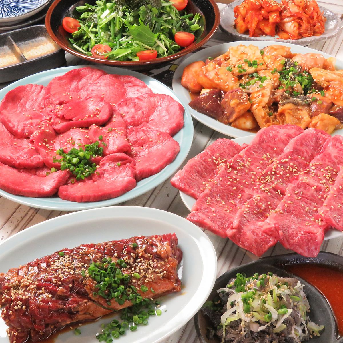 以實惠的價格享用美味的肉♪套餐5,500日元起，附贈2小時無限暢飲！