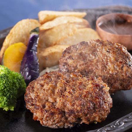 漢堡牛排套餐，包含“阿賀野姬牛肉”和“純白比安卡牛肉”