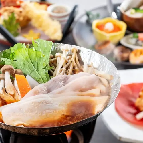【晚餐时间】单人份 ★ 冬季日式怀石料理套餐，包含时令菜肴 ★ 七道菜 ☆ 每人 6,500 日元