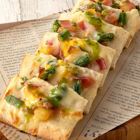 とろとろ玉子とアスパラのジェノベーゼピザ