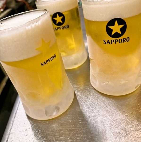 【キンキンに冷えた飲み物を提供！】当店はジョッキを常に冷やし続ける業務用ジョッキクラーを完備しております。-15℃で設定されたクーラーからすぐに提供されたビールは格別の飲み味です！お酒の注文も随時承っております！