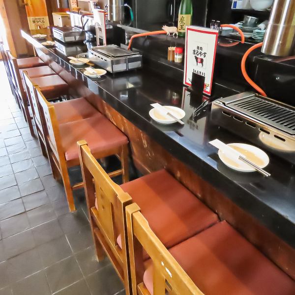 【常連様で賑わうカウンター席】カウンター席は6席（2名様×3）設置しております。カップルやデートでもお使いいただけます！　いつも常連様で賑わっており、店長様やスタッフとの会話も楽しめるお席となっております。ホットペッパーのご予約から、新たな常連になってみませんか？！