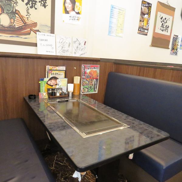 [Welcome only during the day ★] Sofa seats for 2 to 4 people ♪ Seats where you can sit comfortably and relax! An iron plate in the center! Hot freshly baked dishes will be delivered here ~ ♪ Even with your family , You can use it in various scenes even at a drinking party between friends!