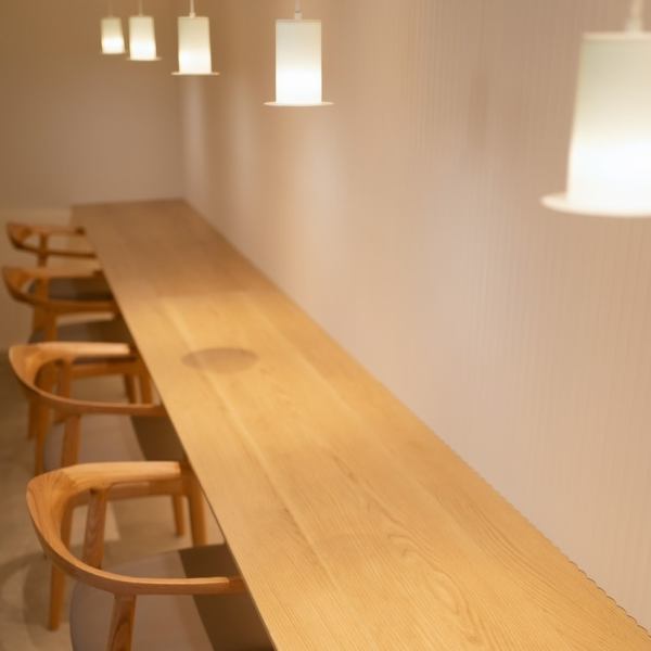 Whether it's for lunch or dinner, we also have counter seats facing the wall, so you can easily come by yourself! Perfect for drinking alone, night cafes, and night parfaits ◎ Please use table and counter seats according to your purpose.
