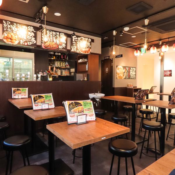 酒場の雰囲気漂う店内で格別の1杯をお楽しみください♪熱々のたこ焼きやコスパ最高の逸品との相性はバツグンです♪