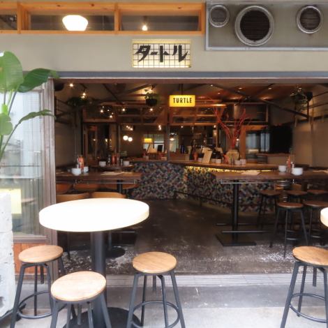 【渋谷のオトナ隠れ家】渋谷駅から徒歩2分。渋谷の喧騒を忘れ、ゆったりとした時間を過ごせるマークシティー横の大人隠れ家居酒屋。個性派創作料理とオリジナル焼酎を心ゆくまで楽しめます。広々したテラス席で外飲みもOK！仲の良いご友人とワイワイ集まるも良し。店内のお席でゆっくりとした時間を過ごすも良し。