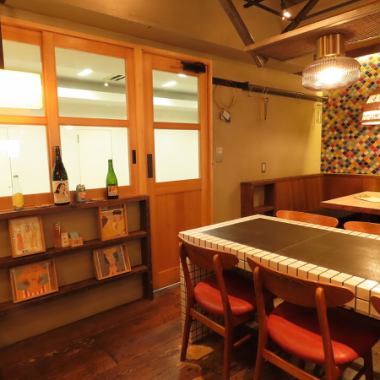 天井が高く開放感のある店内です。夜になると温かな光に包まれて、リラックスしながらお酒とお料理を楽しめます♪通常のテーブル席だけでなく立ち飲みも人気です!広々とした空間はおひとりから団体様まで様々なシーンに対応しております。