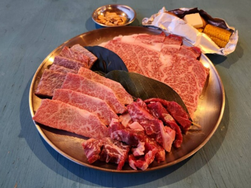 各种超值美味的烤肉套餐！我们还提供近江牛和黑毛和牛等正宗套餐。
