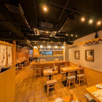 店内の雰囲気を楽しんでいただけるオープン席も2名様×2卓,4名様×2卓ございます♪もちろんテーブルを繋げるのも可能なので、人数が増えた際もご対応が可能です！ご相談ください★
