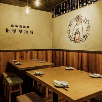 活気溢れ、店内の雰囲気を楽しんでいただけるオープン席★3名様×1卓、4名様×6卓ご用意！仲間との飲み会にぜひ♪