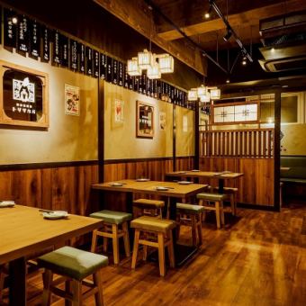 活気溢れ、店内の雰囲気を楽しんでいただけるオープン席★3名様×1卓、4名様×6卓ご用意!仲間との飲み会にぜひ♪