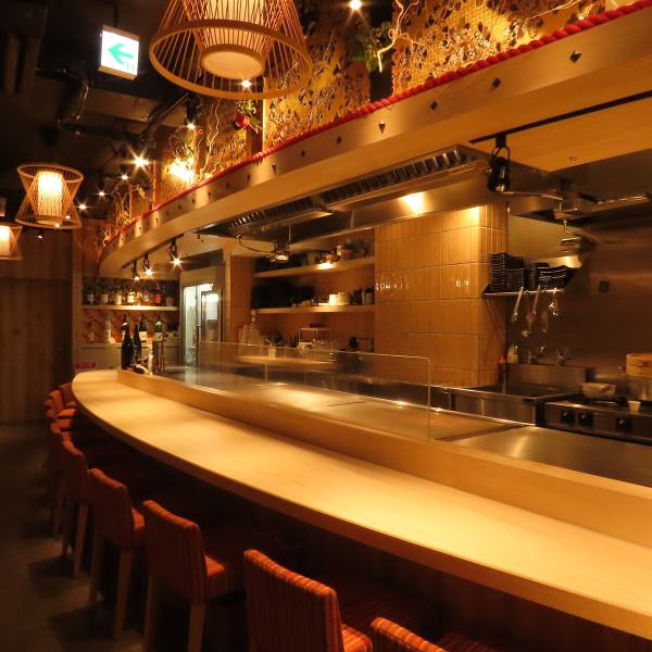 【巨大な鉄板を一望、ライブ感溢れるカウンター席】自慢の鉄板を目の前にして、ライブ感のあるお食事がお楽しみいただけるカウンター席はおひとり様からデート・接待にも人気のお席。当店自慢の創作料理をお洒落な店内の雰囲気と共にお楽しみください。当日のご予約も大歓迎ですので、お気軽にお問い合わせください。