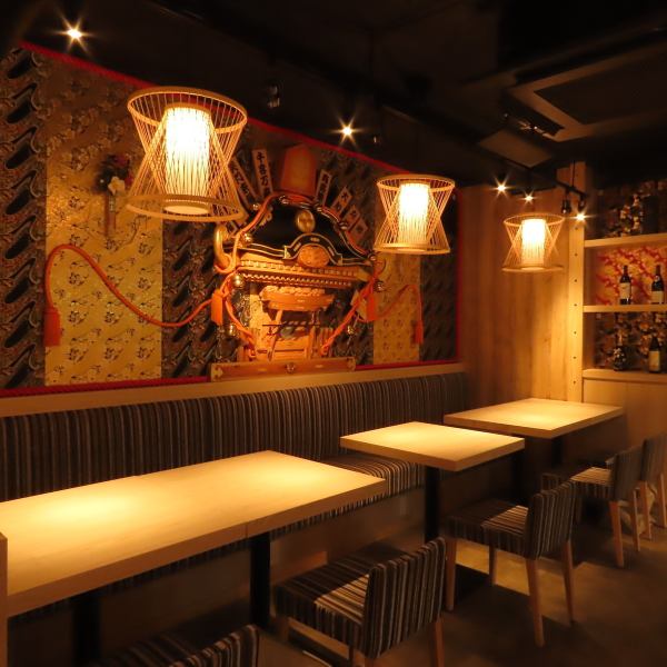 【多彩なシーンでご利用いただけるテーブル席】飲み会・女子会から接待・会食まで多彩なシーンで気軽にご利用いただけるテーブル席もご用意。ゆったりとしたテーブル席は、片側がソファータイプになっておりゆったりとお寛ぎいただけます。貸切や、30名様前後でのご宴会も承ります◎