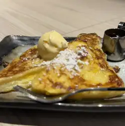 鉄板仕上げのフレンチトースト