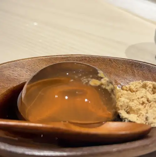 和三盆雫（一種日本糖）配黑糖漿和黃豆粉（烤黃豆粉）