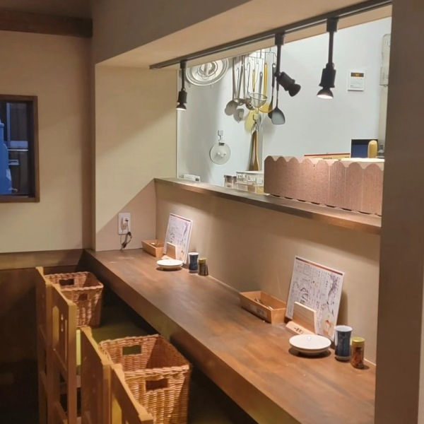 路地裏に佇む飾らない雰囲気の店内は、お一人様のお客様でも立ち寄りやすい気軽さが魅力的。お仕事帰りに一人でふらっと立ち寄ったり、お買い物ついでのお食事など多彩なシーンご利用いただけます。また駅からも近いため、終電を気にせずごゆっくりと寛げるのも魅力的◎