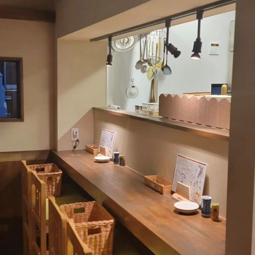 <p>路地裏に佇む飾らない雰囲気の店内は、お一人様のお客様でも立ち寄りやすい気軽さが魅力的。お仕事帰りに一人でふらっと立ち寄ったり、お買い物ついでのお食事など多彩なシーンご利用いただけます。また駅からも近いため、終電を気にせずごゆっくりと寛げるのも魅力的◎</p>