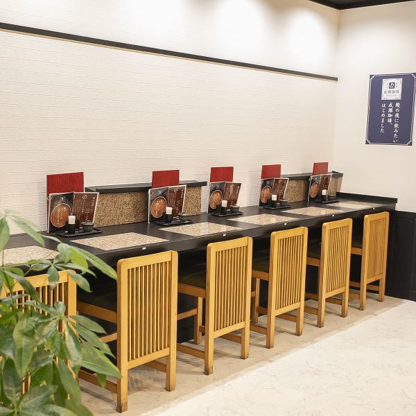 少人数での食事にぴったりなこのお店は、カウンター席が特徴です。にぎやかな雰囲気の中で、お食事をお楽しみいただけます。当店自慢のうなぎを存分にお楽しみください。
