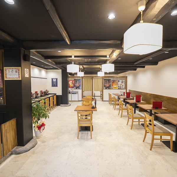 友人との女子会や、ちょっとしたお食事にぴったりの雰囲気が漂っています。明るく開放的な空間は、心地よい会話を楽しむのにうってつけ。テーブルごとにゆったりとした距離感があり、プライベートな時間を大切にできます。