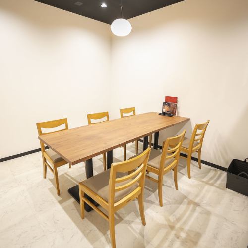 <p>個室席を完備しており、プライベートな空間での食事を楽しむことができます。事前に電話での予約が必要ですが、その手間をかける価値がある特別な体験が待っています。個室席は、友人との集まりや家族のディナーにご利用ください。心温まるサービスを受けながら、至福のひとときをお過ごしください。</p>