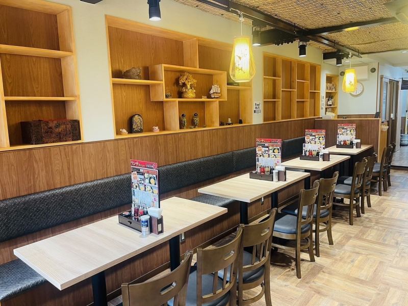 清潔感のある広々としたテーブル席。地元や会社員の方々で毎日賑わっております。ぜひお気軽にお越しください♪