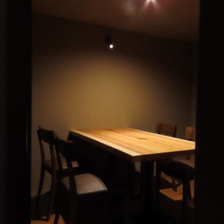 4名様まで入れる完全個室のお席です。3名様からご利用いただけますので、記念日等にも◎