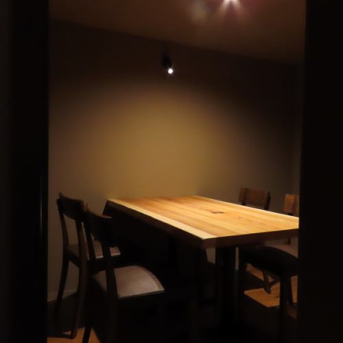 4名様まで入れる完全個室のお席です。3名様からご利用いただけますので、記念日等にも◎