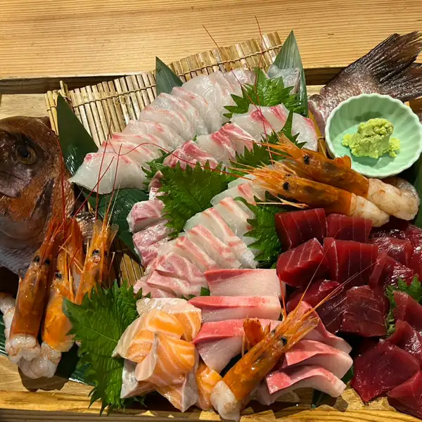 【自慢の海鮮】少人数から大人数までお気軽にご利用いただける大人の大衆酒場がコンセプト。美味しい魚料理とこだわりのお酒を心ゆくまでご堪能ください。