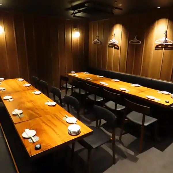 【完全個室も完備!】最大20名様迄入ることが出来る「完全個室」もご用意しております。宴会はもちろん、カップルの記念日利用や、ご友人との誕生日会にも最適です。落ち着いた雰囲気の店内で日本酒・ワインとともに愉しいひとときをお過ごし下さい。