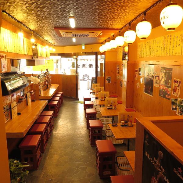 The shop is always lively and warm! There are 33 seats, including a counter and a table.There is also a `` banquet course '' (3500 yen) with an all-you-can-drink that is perfect for various banquets such as year-end party and welcome party, so please feel free to contact us anytime!