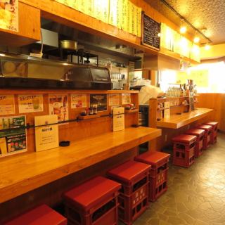 There are 11 seats at the counter.It is a perfect seat for single customers and those who enjoy eating together!