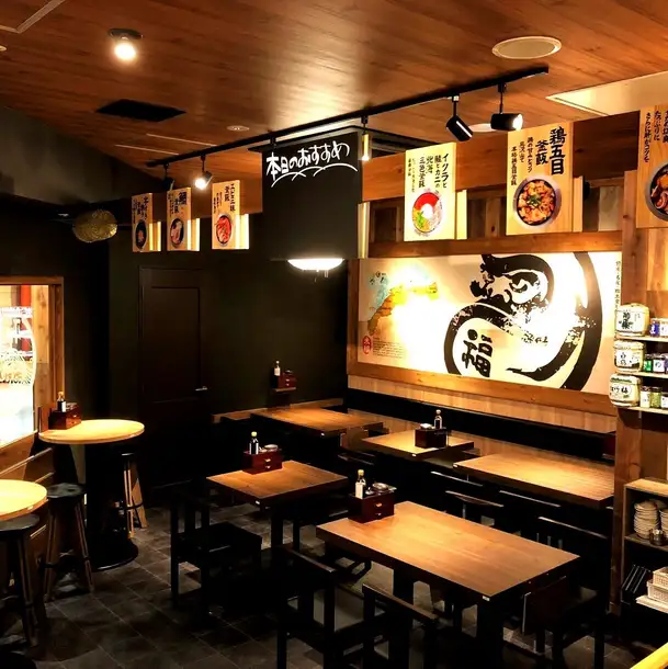 阿倍野で軽く一杯!安くて旨い居酒屋なら米福☆会社帰りの飲み会やお1人様にも◎調理風景を目の前にできるカウンターと、広々としたテーブル席で、開放感のある広々とした店内☆ゆとりある空間使いでゆっくりお時間をお過ごし頂けます!料理にピッタリな日本酒などの美味しいお酒も揃えております☆