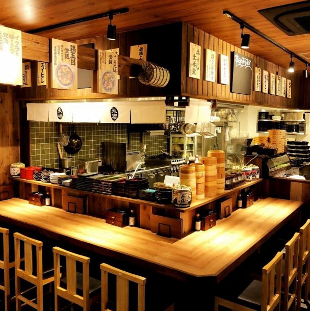 【カウンター席】サク飲みや、デートにおすすめのカウンター席♪お一人様でも気軽に来店いただけるそんなアットホームな空間です☆天王寺でサクサク天ぷらはいかがでしょうか。自慢の和食と日本酒は相性抜群です♪天ぷらの揚がる音、串焼きを焼き上げる臨場感が心地よいお席です。