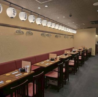 【2名～4名様テーブル】少人数様テーブル席は、お仕事帰りに気軽にご利用頂けます。