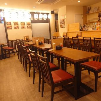 【2名～4名様テーブル】少人数様テーブル席は、お仕事帰りに気軽にご利用頂けます。