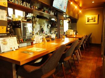 Counter seats are prepared for relaxing and fluffy big chairs ☆ Enjoy as a cafe during the day and as a stylish bar at night! Enjoy your meal while chatting with the master and staff!