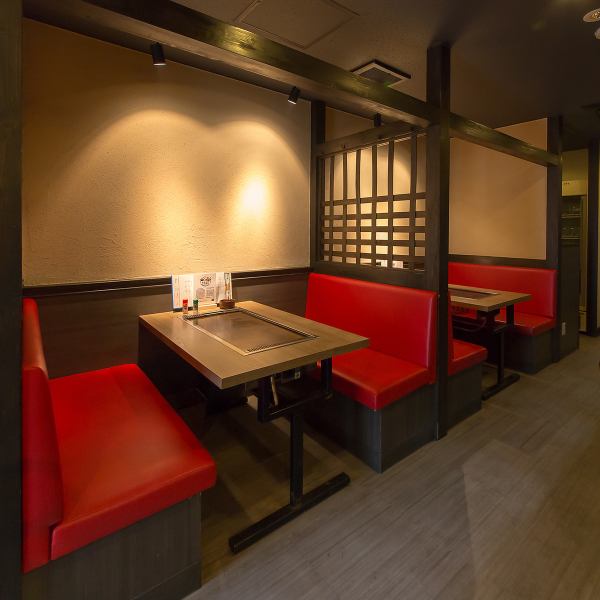 12名様以上でテーブル貸切、15名様以上で店舗貸切も承っております◎広々とした店内は、隣を気にせず過ごせるゆったりした配置が魅力。遠方からお越しいただくサラリーマンの方々の宴会や、大規模な飲み会にも最適です！大人数でのご予約も柔軟に対応いたしますので、幹事様も安心してお店選びをお任せください♪