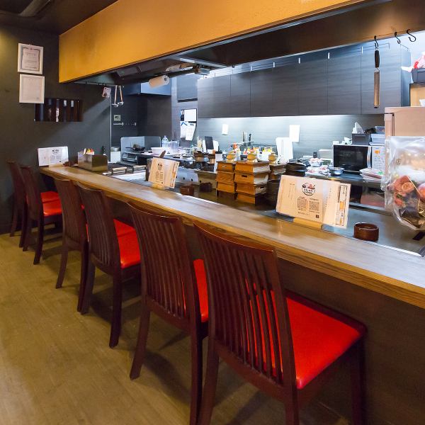 木の温もりを感じる落ち着いた雰囲気の店内は、女子会や少人数での飲み会にもぴったりです。空間を広めに使っているため、圧迫感なくリラックスしてお食事を楽しめます◎炭の匂いが気にならない鉄板焼き鳥とともに、美味しいお酒と料理を堪能する特別なひととき。大切な方との語らいの場としてぜひご利用ください。