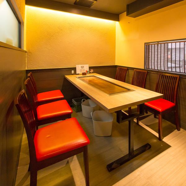 清潔感のあるゆったりした空間で、炊き立ての釜飯や熱々の鉄板料理を心ゆくまでお楽しみいただけます。お仕事帰りのサラリーマンの方から女性グループまで、幅広いシーンでご利用いただける心地よさを追求しました◎15名様からの貸切も可能なため、アットホームなパーティーや宴会にも、ぜひご活用ください！