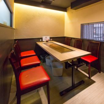 6名席もご用意あり、ゆっくりとお過ごしいただけます。