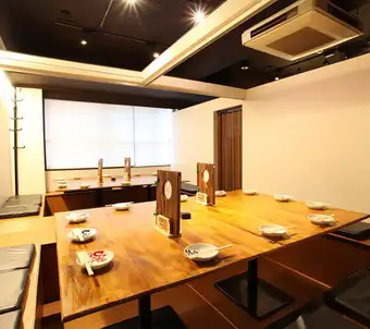 【可容纳20-28人的私人包间】非常适合举办欢迎/欢送派对和公司宴会。