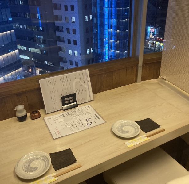 【池袋に佇む隠れた名店】南池袋にひっそりと店を構える当店。都会の喧騒を忘れさせる落ち着いた空間はデートや接待等にオススメ。夜景が一望できるカップルシートやプライベート感たっぷりの2～4名様向けの半個室風のお席をご用意して、お客様のご来店をお待ちしています。
