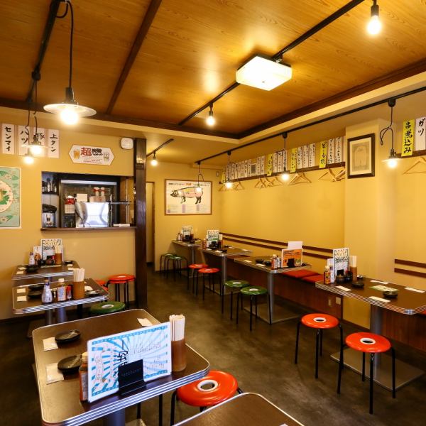 It's a good location, just a 3-minute walk from Tsuchiura Station, so it's perfect for a little drink or a break after work! We opened our shop with the hope of being a place of relaxation for office workers! Why don't you have a cup of old-fashioned Kinmiya shochu with "Yakiton" in the shop with a retro Showa atmosphere?