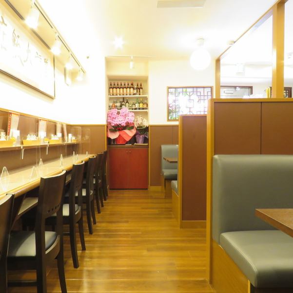 On the 1st floor, there are counter seats and small sofa seats so that you can enjoy your meal easily.It can be used for lunch and small banquets !!