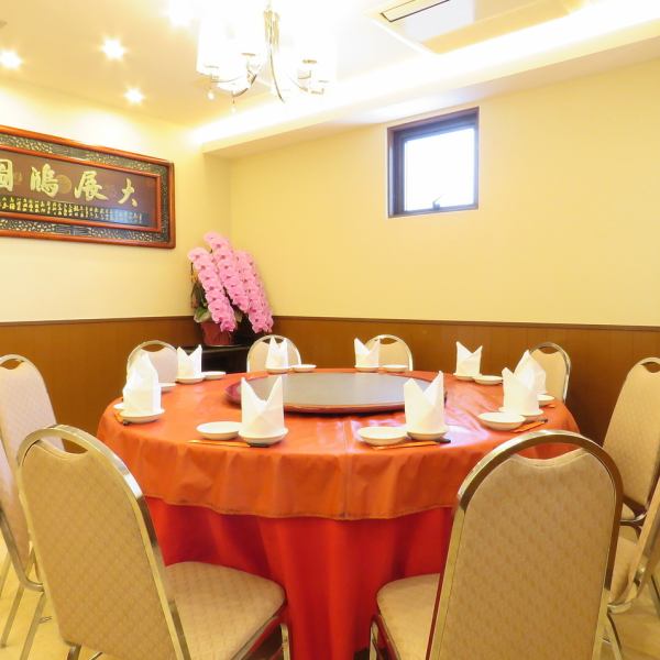 A round table is also available.We also have a large number of private rooms.Banquets for 6 people can be held, and can be reserved.