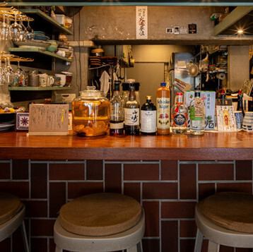 開放感あふれる空間で多国籍料理を堪能しながら自然派ワインを楽しめるダイニング★